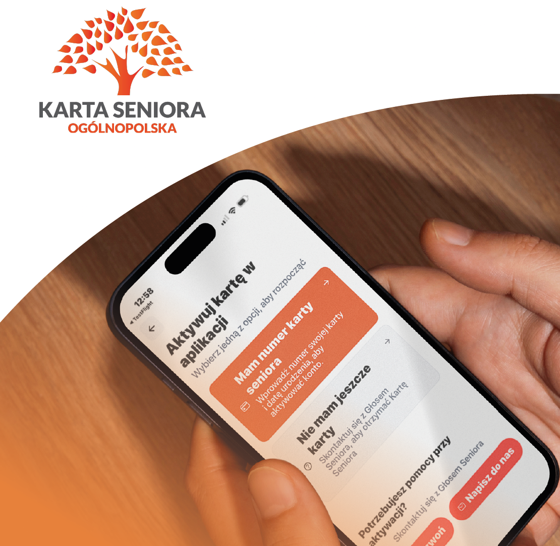 Grafika dotyczy aplikacji mobilnej Ogólnopolskiej Karty Seniora - Karta Seniora, oraz aktywacji aplikacji za pomocą smartfona. W tle smartfon w ręku.