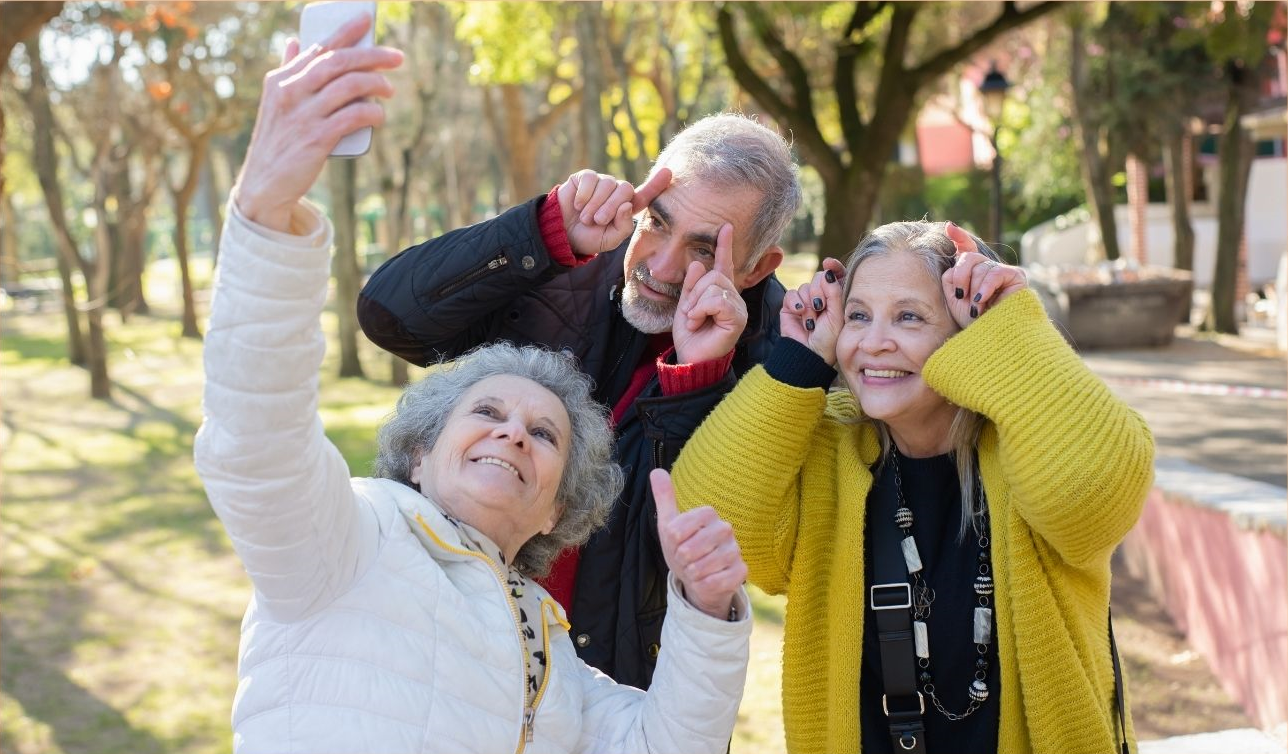 Seniorzy: dwie kobiety i jeden mężczyzna